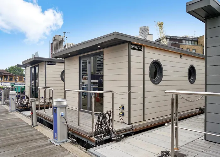 Unique Water Lodge In London - Sleeps 6